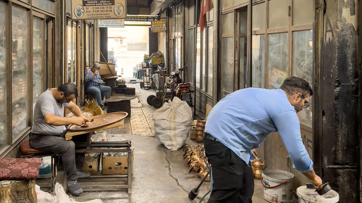 Bakırcılar çarşısında tezgâhı başında çalışan esnaf