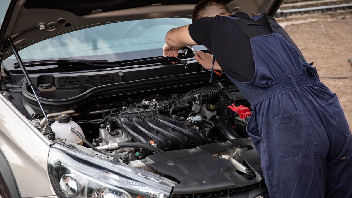 Aracın motor bölümünde onarım yapan bir usta