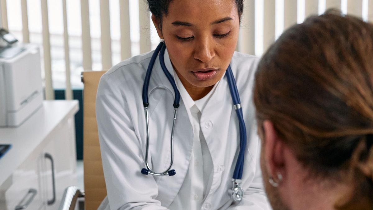 Hastasıyla konuşan bir doktor
