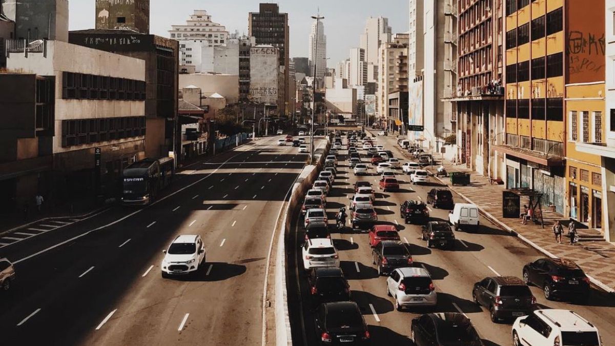 Şehir içinde yoğun trafikte ilerleyen araçlar